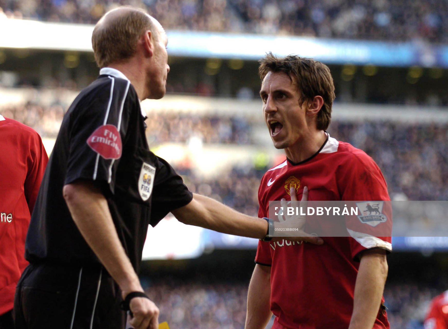  Gary Neville och Steve Bennett, domare.