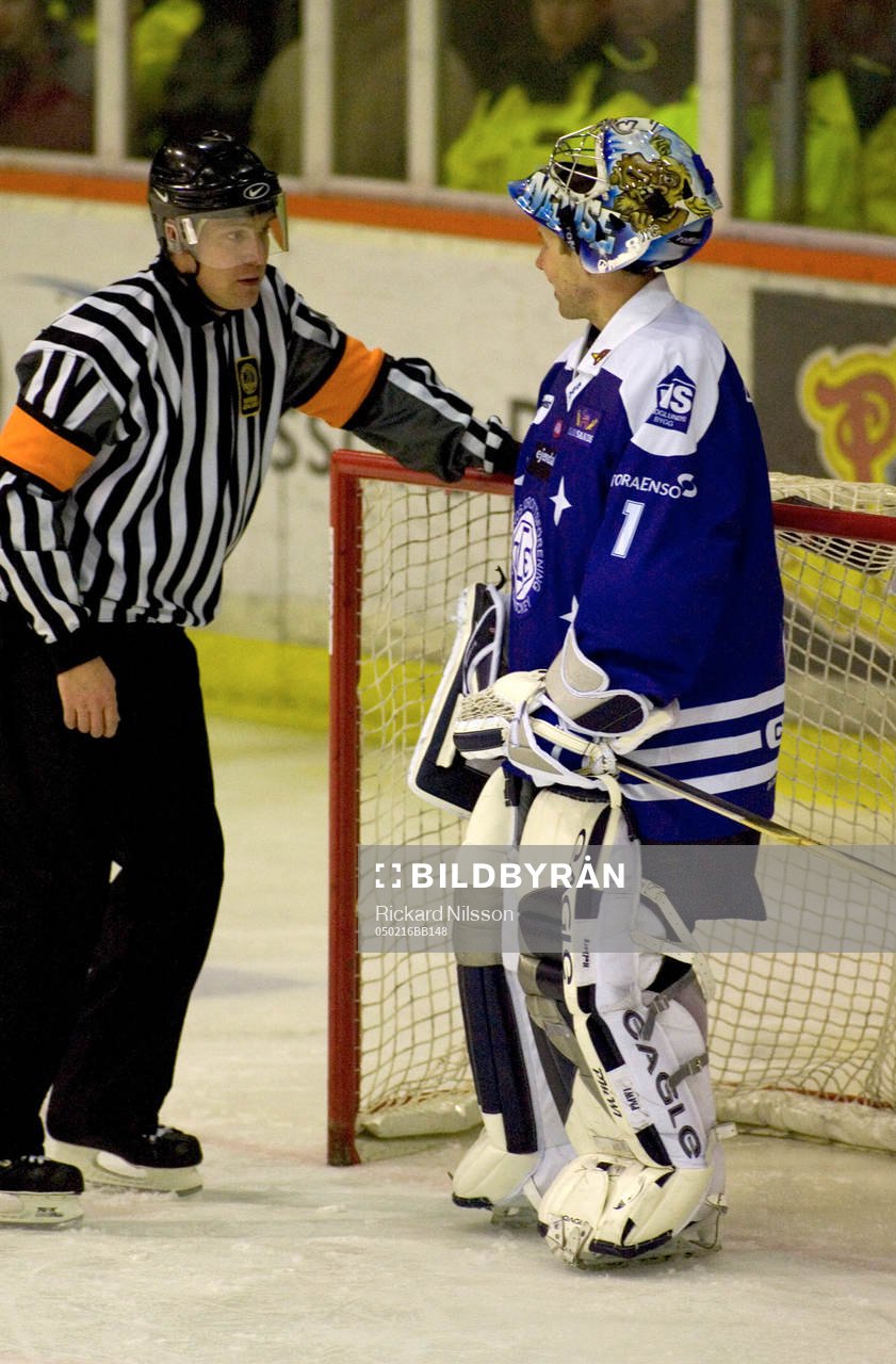 Morgan Johansson, domare och Johan Hedberg, målvakt,