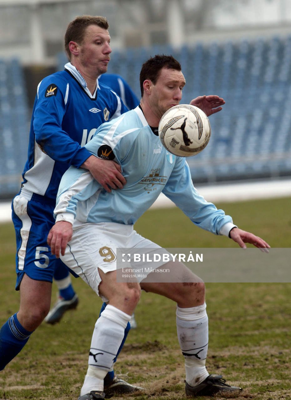 Joel Borgstrand, Halmstad trycker Niklas Skoog, Malmö i
