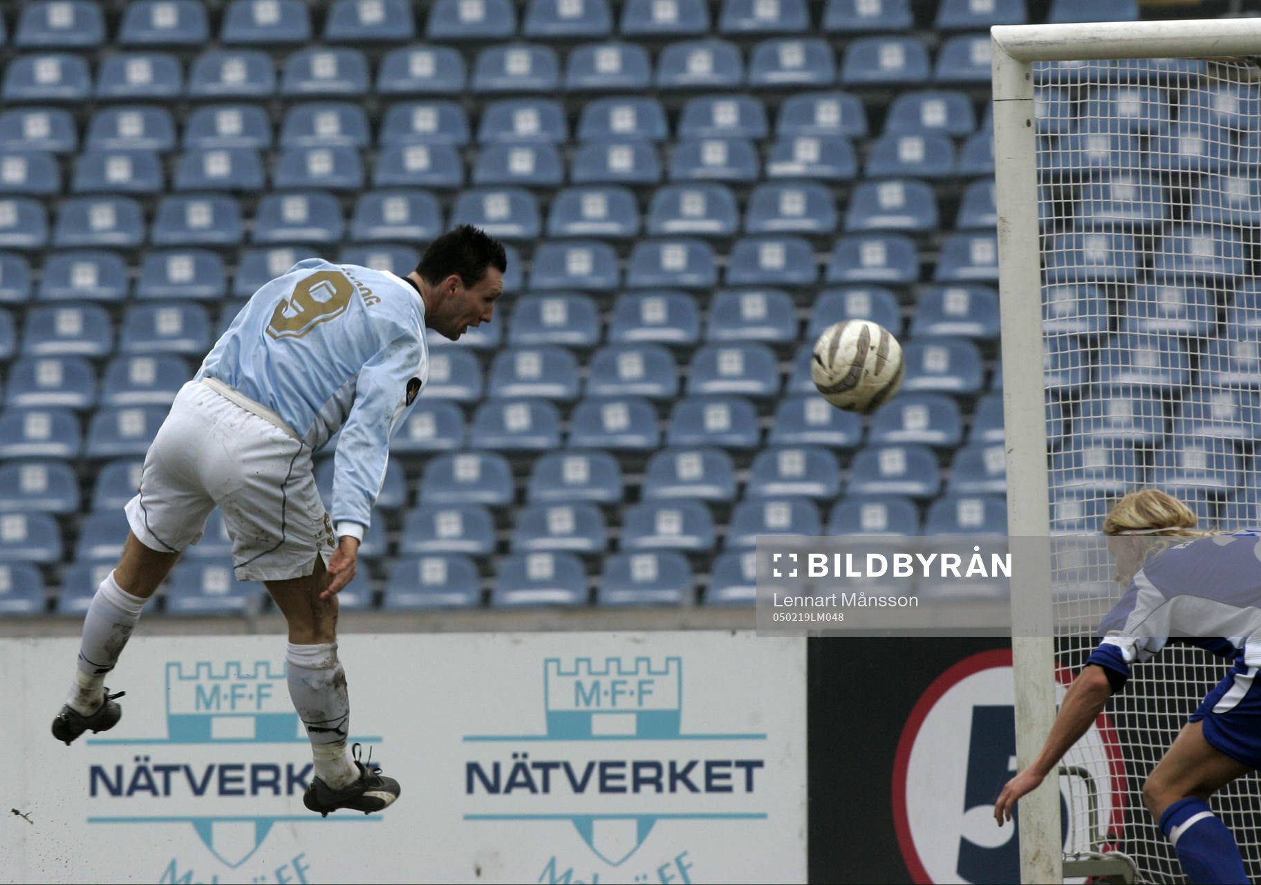 Niklas Skoog nickar mot mål