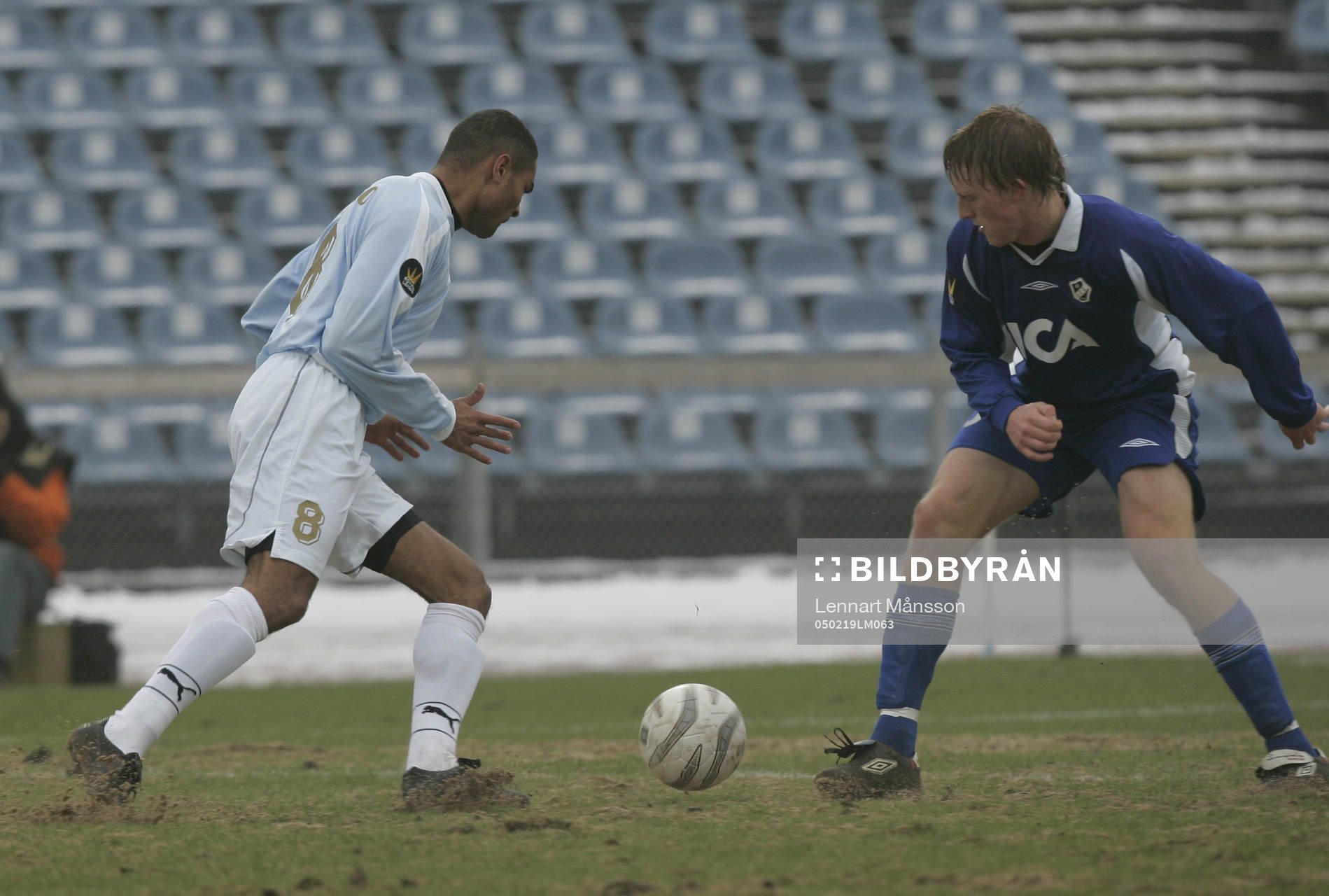Fotboll, Royal League, Malmö - Halmstad: Afonso, Malmö kom in och skojar här med Peter Larsson, Halmstad