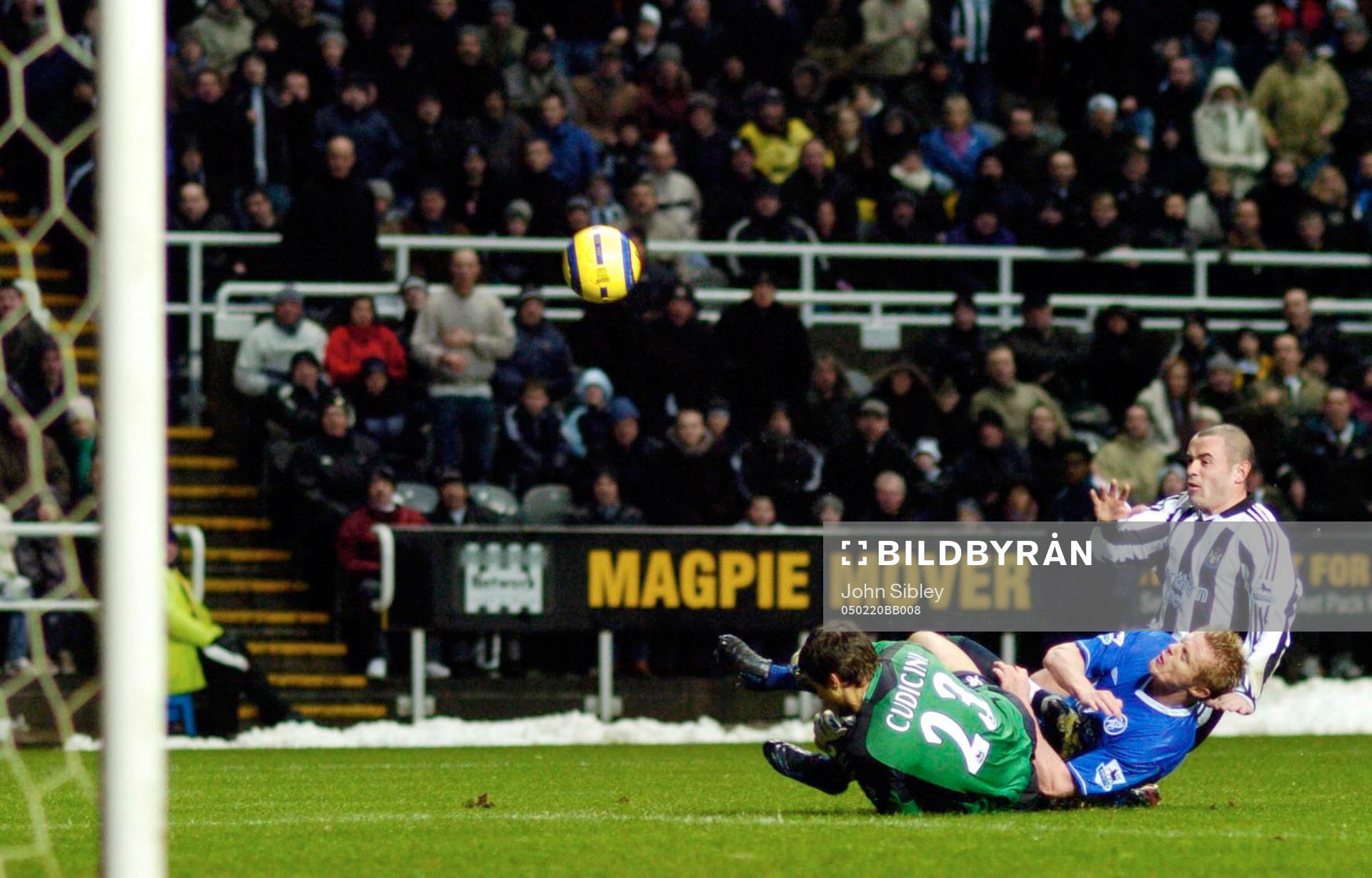  Damien Duff, Chelsea skadas i en kollision med Carlo Cudicini, Chelsea och Steven Carr, Newcastle