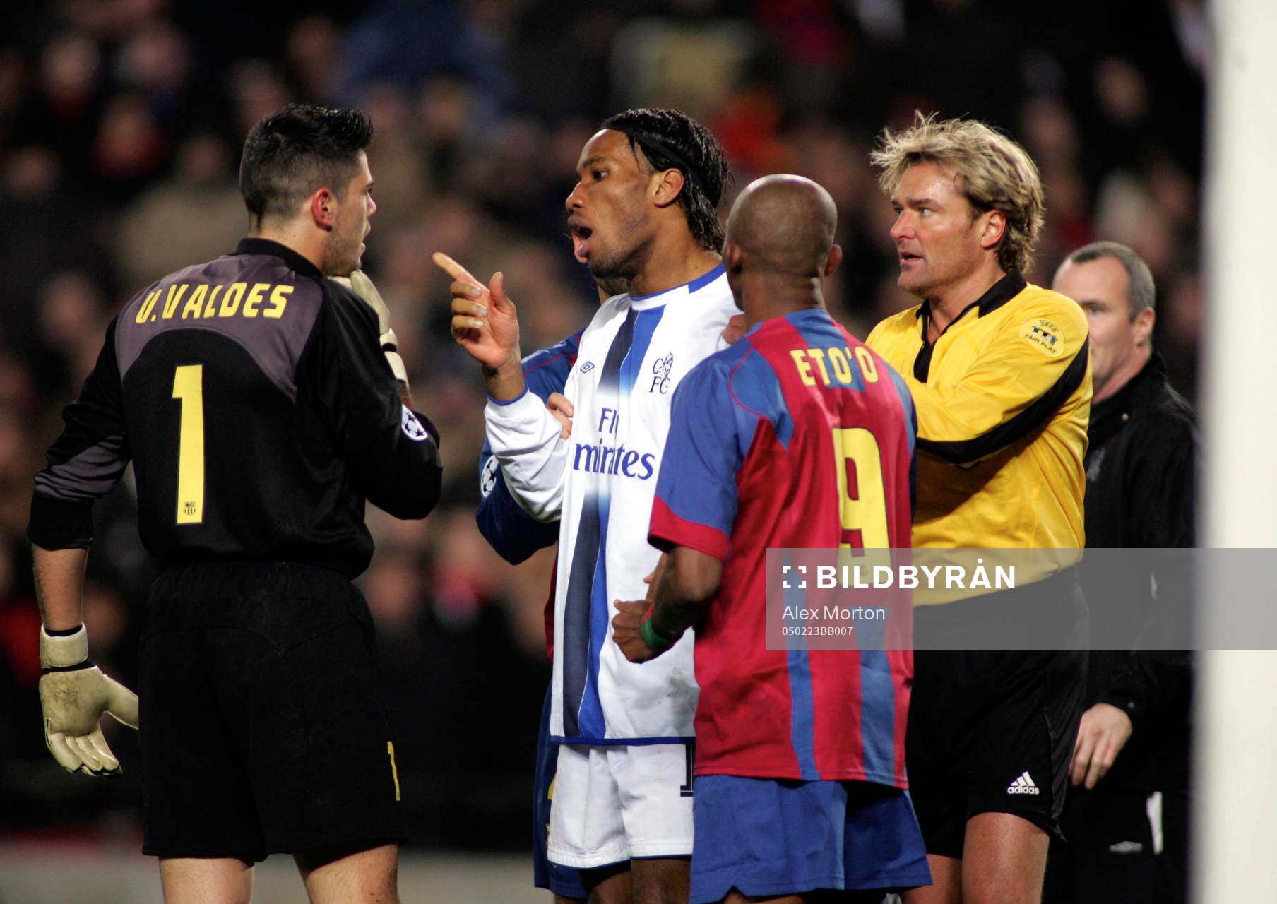 Chelsea's Didier Drogba diskuterar med Barcelona's målvakt