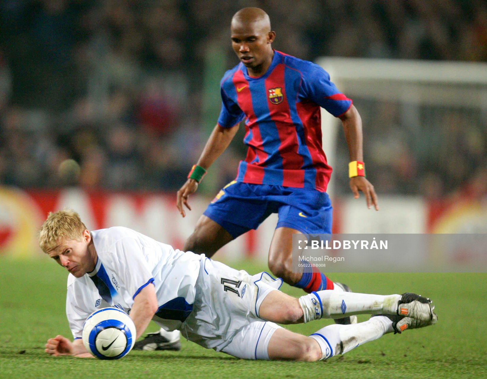 Chelsea's Damien Duff mot Barcelona's Samuel Eto'o.n