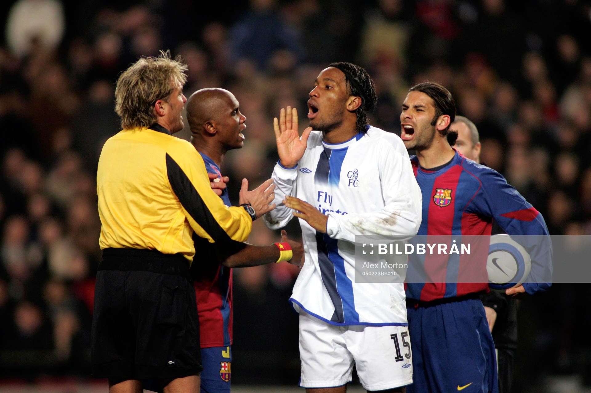 Chelsea's Didier Drogba diskuterar med domaren Anders Frisk