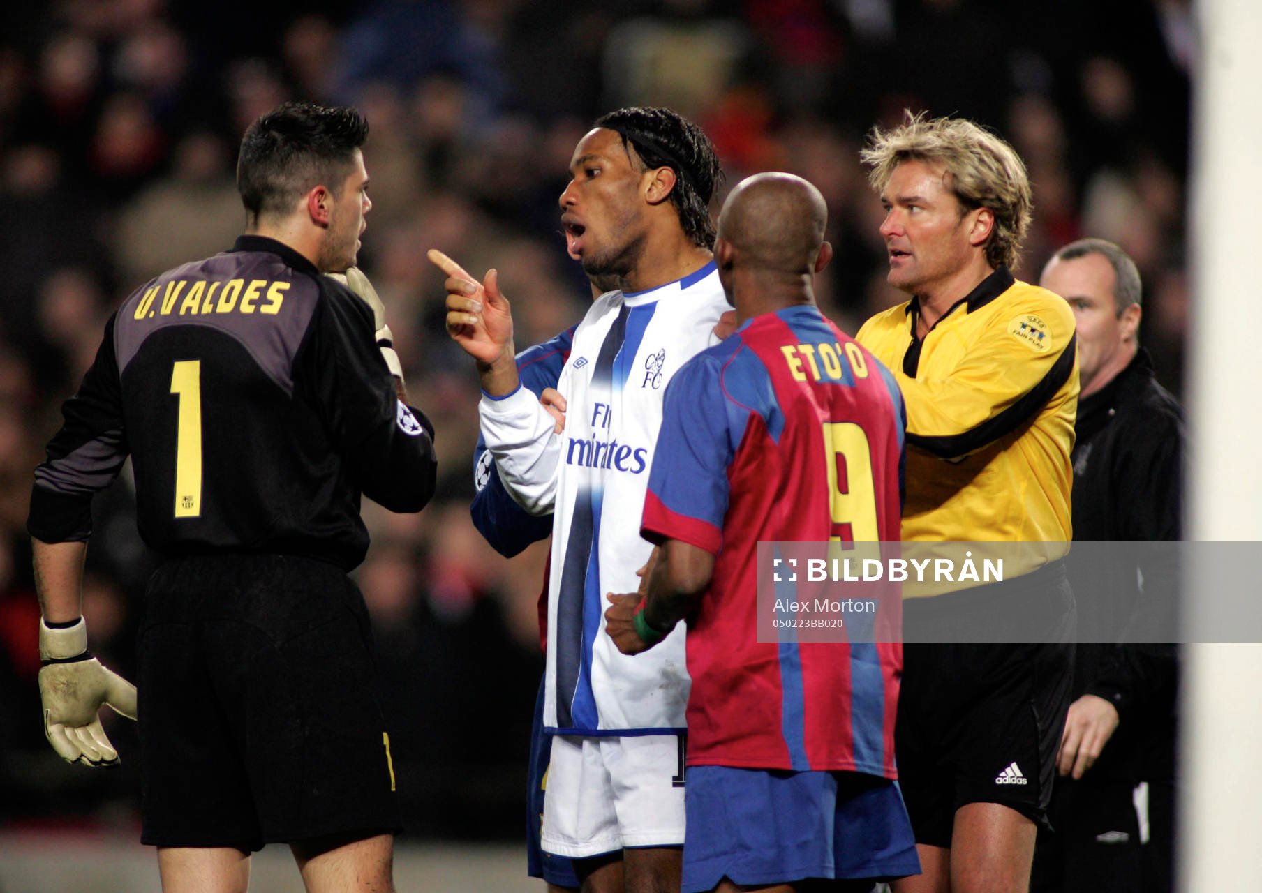 Chelsea's Didier Drogba och målvakt, Victor Valdes,