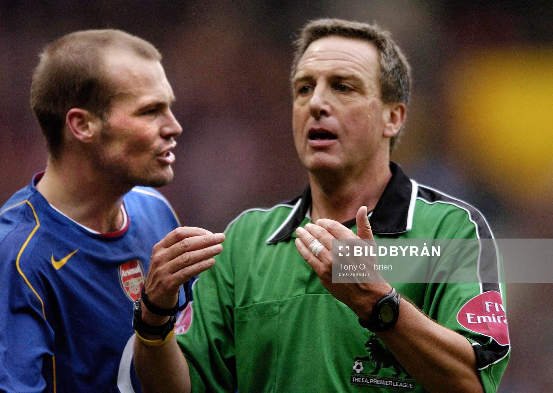 Arsenal's Fredrik Ljungberg pratar med domare Alan Wiley