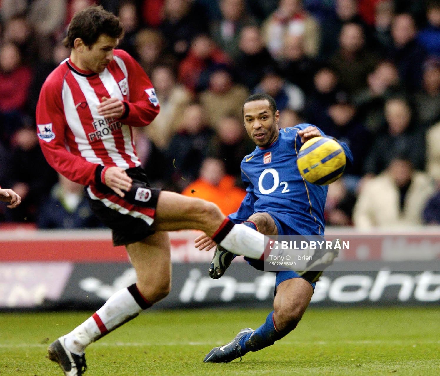 Southampton's Andreas Jakobsson mot Arsenal's Thierry Henry