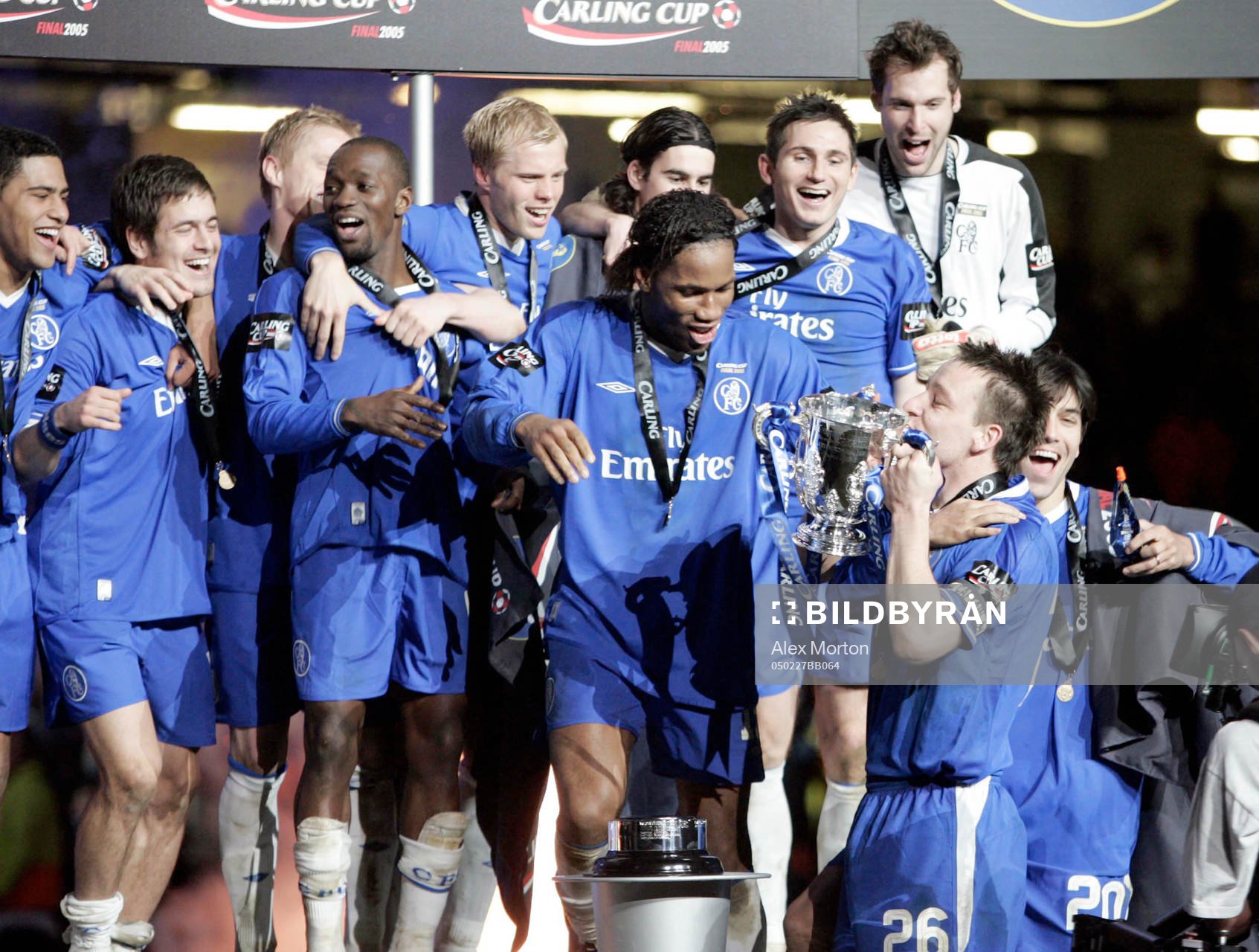  Chelseas lagkapten John Terry och Didier Drogba jublar med pokalen