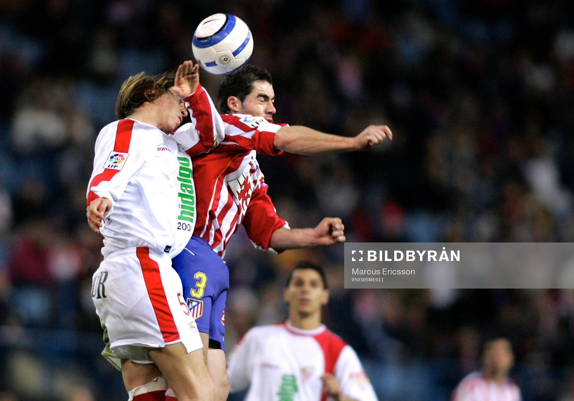  Antonio Lopez, Atletico och Javi Navarro, Sevilla i nickduell