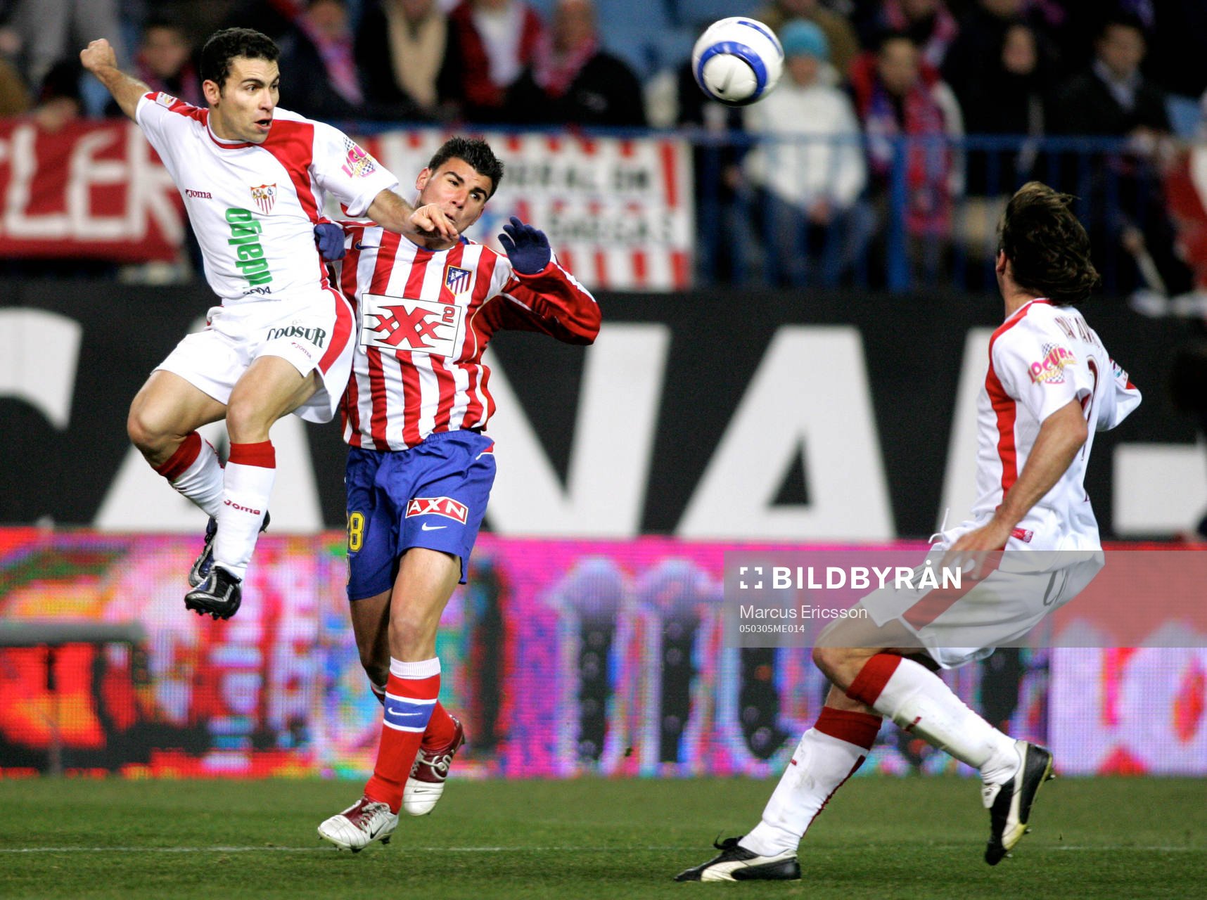  David, Sevilla och Braulio, Atletico i nickduell. t.v. Javi Navarro, Sevilla