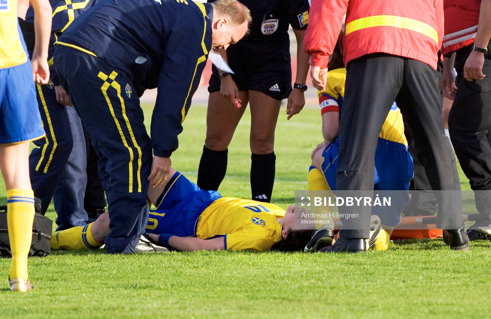 Sverige - Tyskland: Hanna Ljungberg tas omhand av Johan