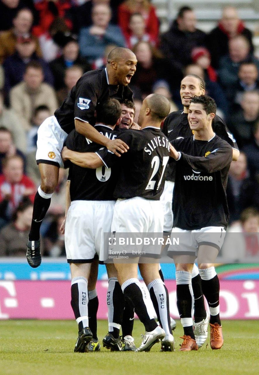  Manchester United's Roy Keane jublar, jubel.