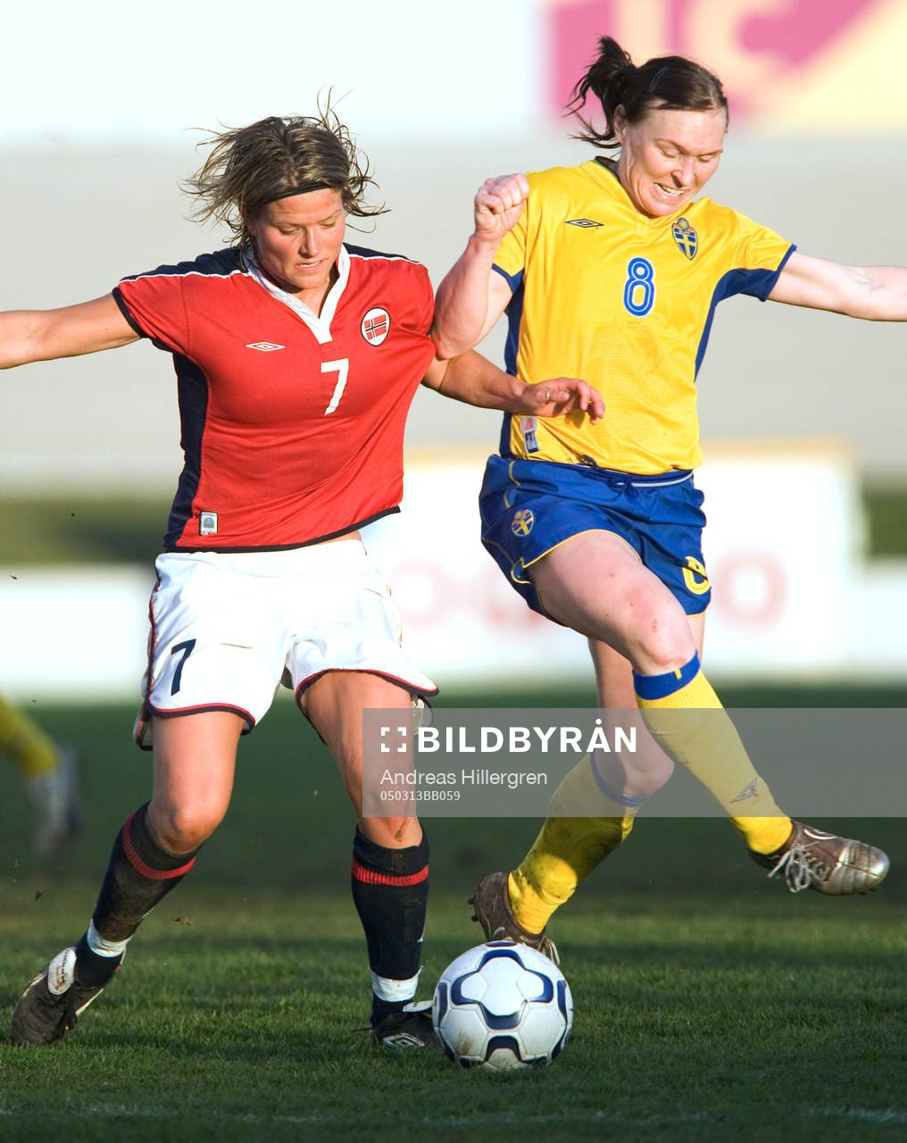 Sverige - Norge. Trine Rönning, Norge och Frida Östberg,