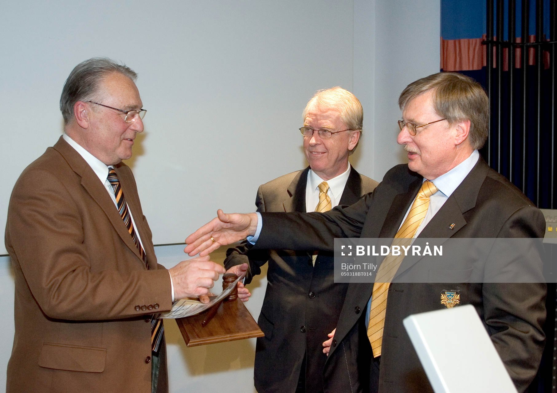 Bengt Madsen avtackas som ordförande av Bo Lundquist och