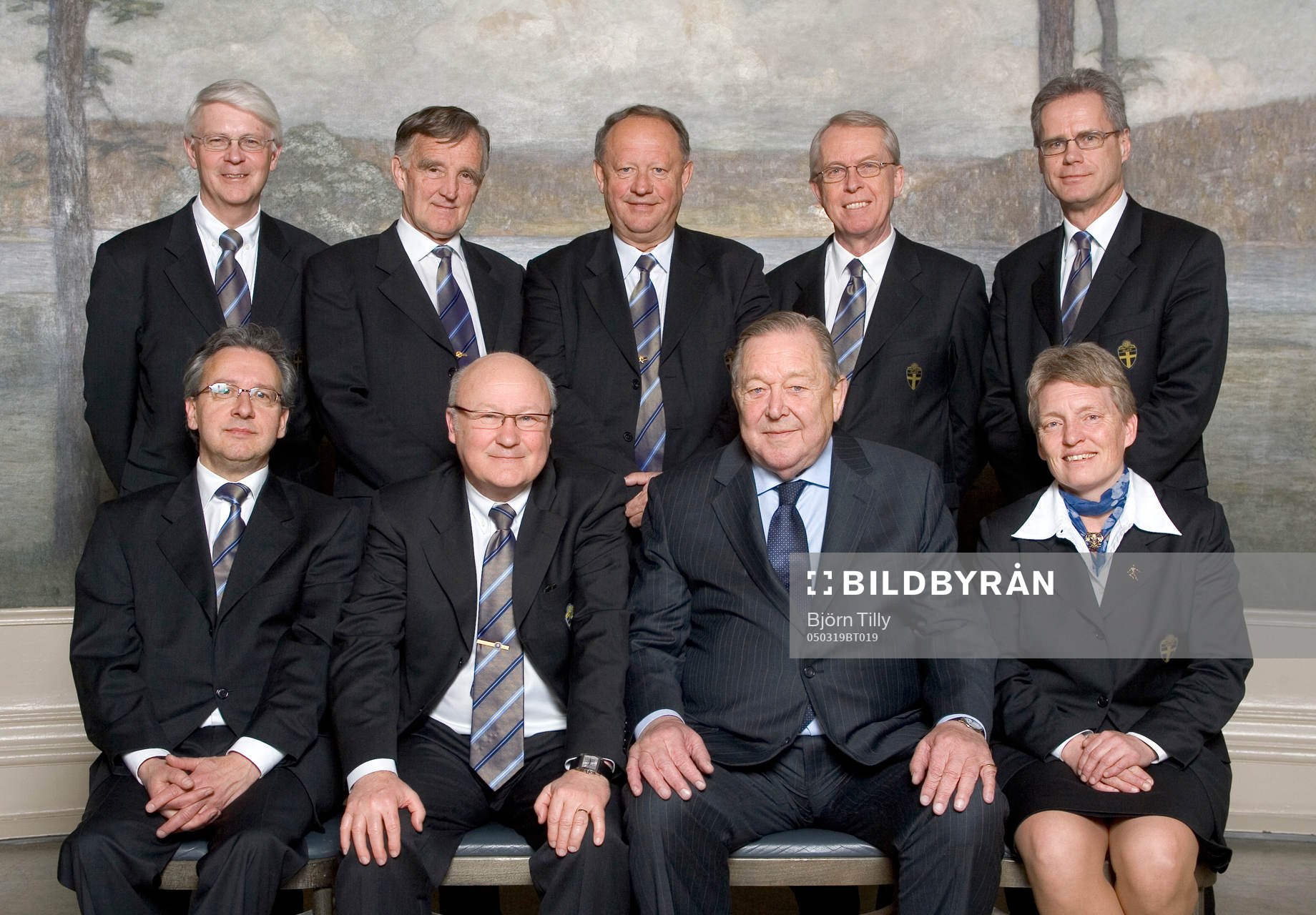 BrFv: Sune Hellströmer, Börje Sandgren, Gillis Persson, Björn Ahlberg och Mats Aronsson. FrFv: Kenneth Håkansson, Lars Åke Lagrell, Lennart Johansson, UEFA, och Susanne Erlandsson.
