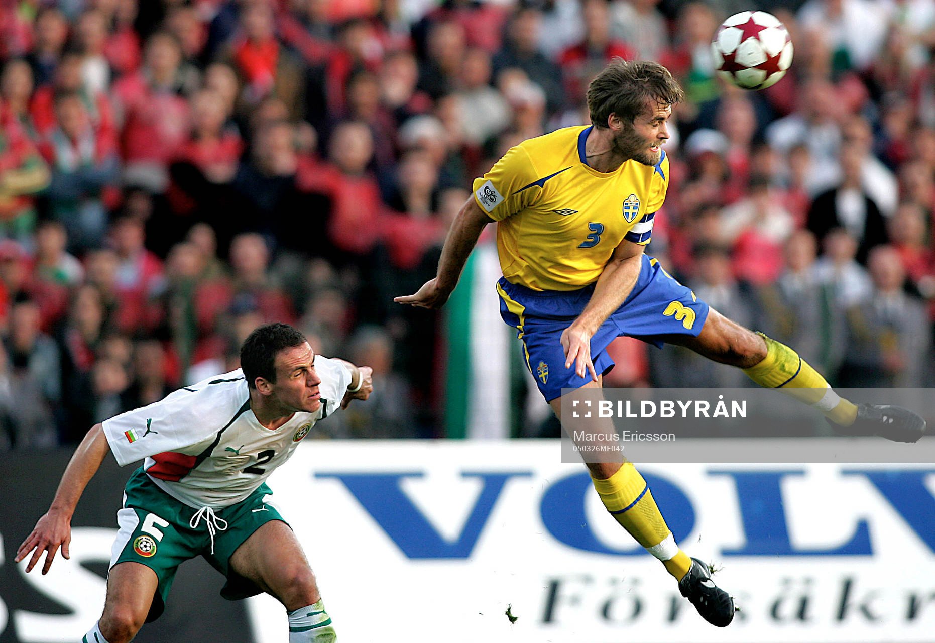 Olof Mellberg hänger i luften i väntan på bollen