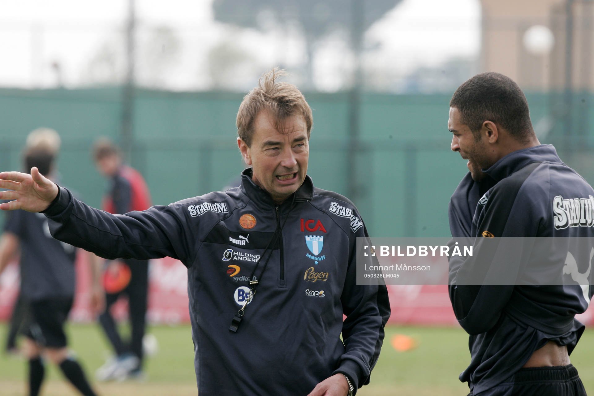 Tom Prahl, tränare, instruerar Afonso Alves