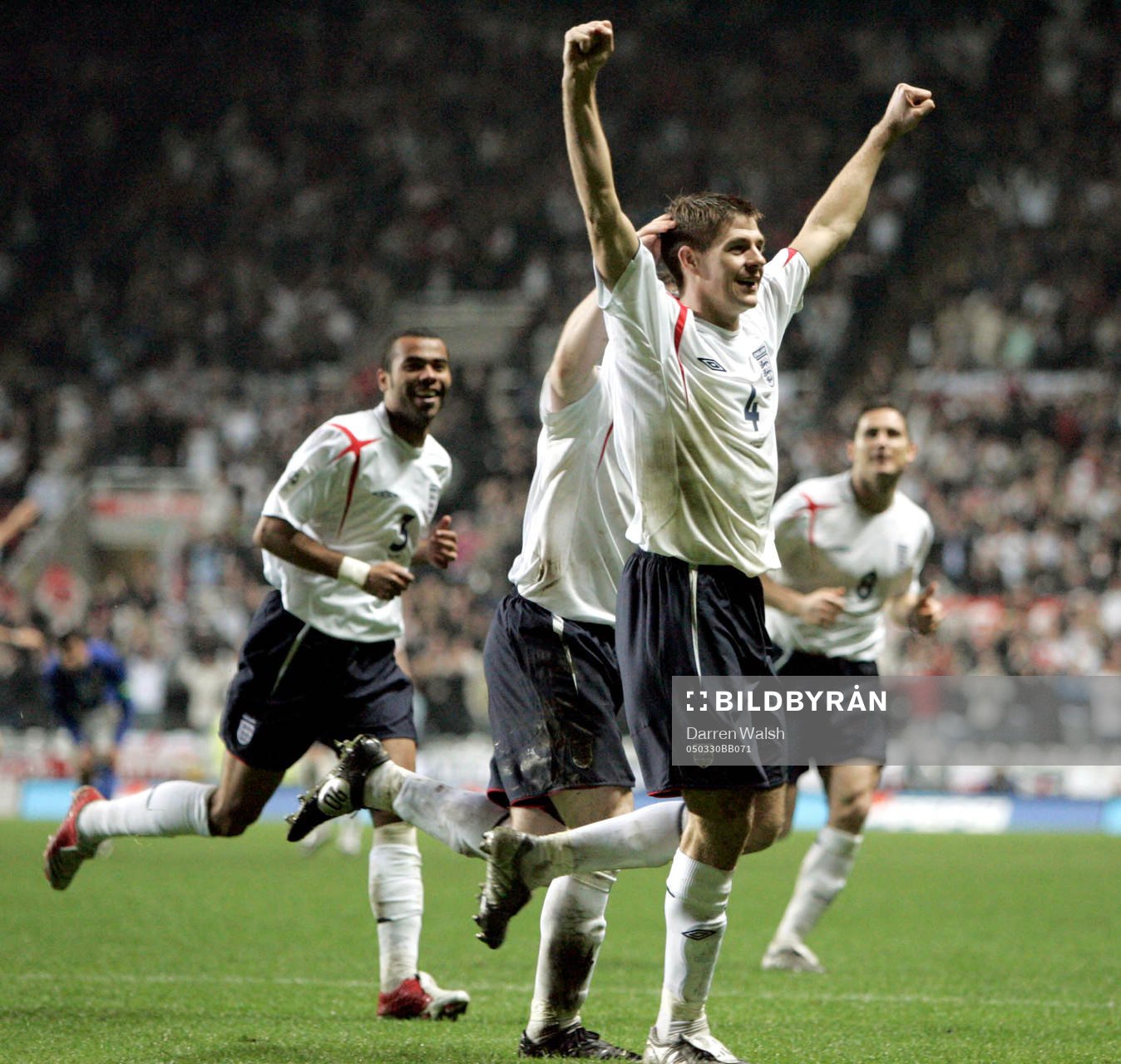 Steven Gerrard jublar
