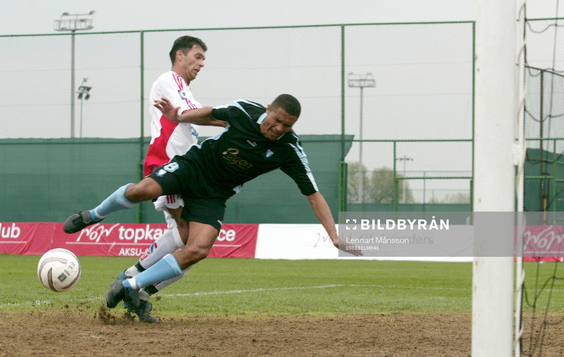 Afonso trycks ner av Zoran Manovic. Straff