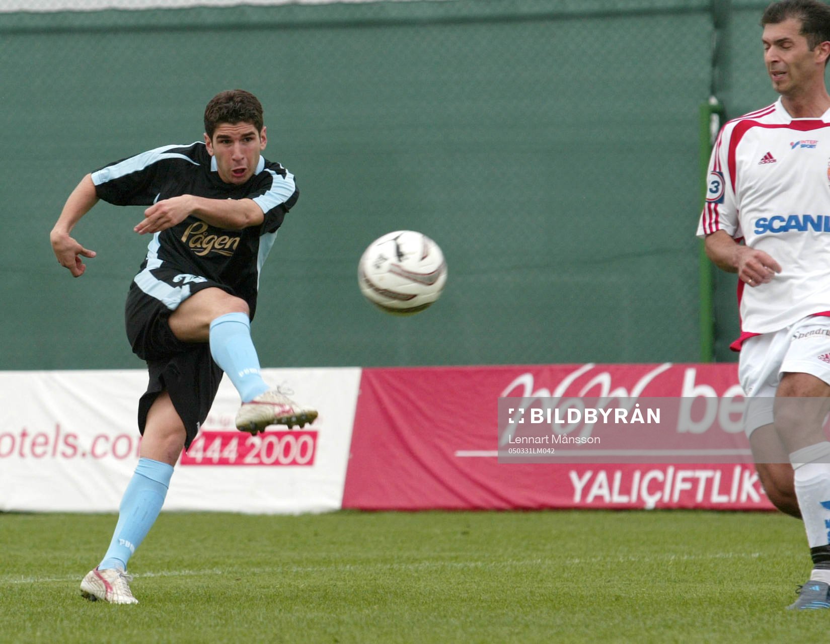 Jättetalangen Lawan kom in och skottar mot Zoran Manovic