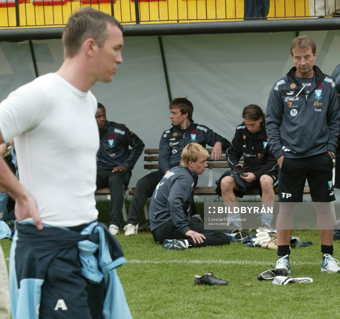 Patrik Andersson i förgrunden, Mattias Asper sittande och