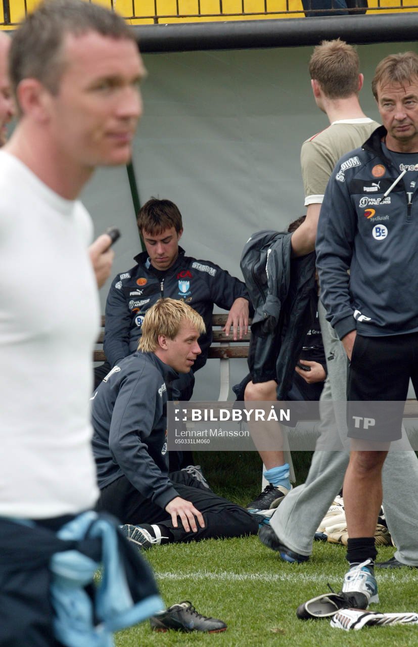 Patrik Andersson i förgrunden, Mattias Asper sittande och