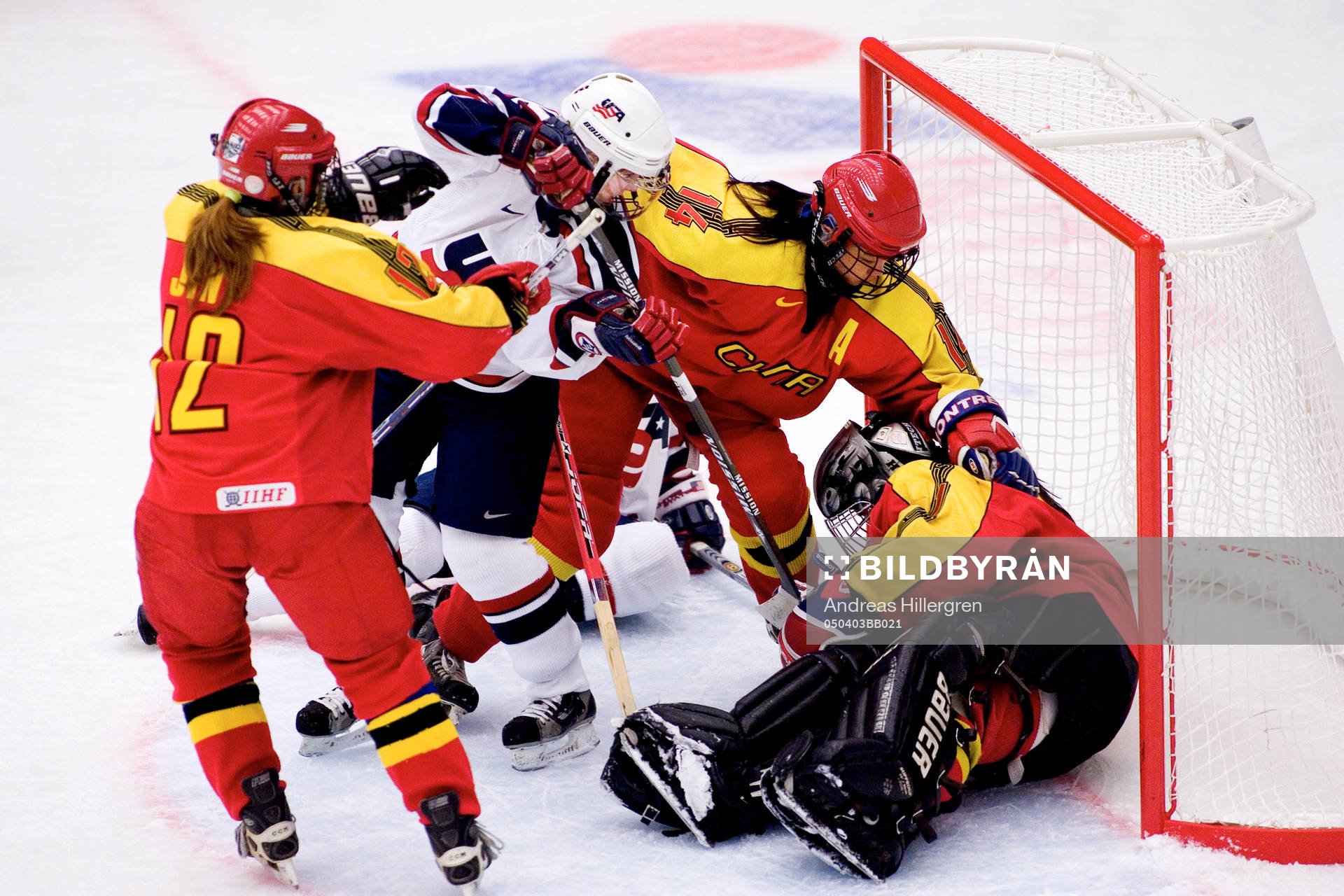 Jenny Potter petar in pucken bakom Lina Huo, målvakt,