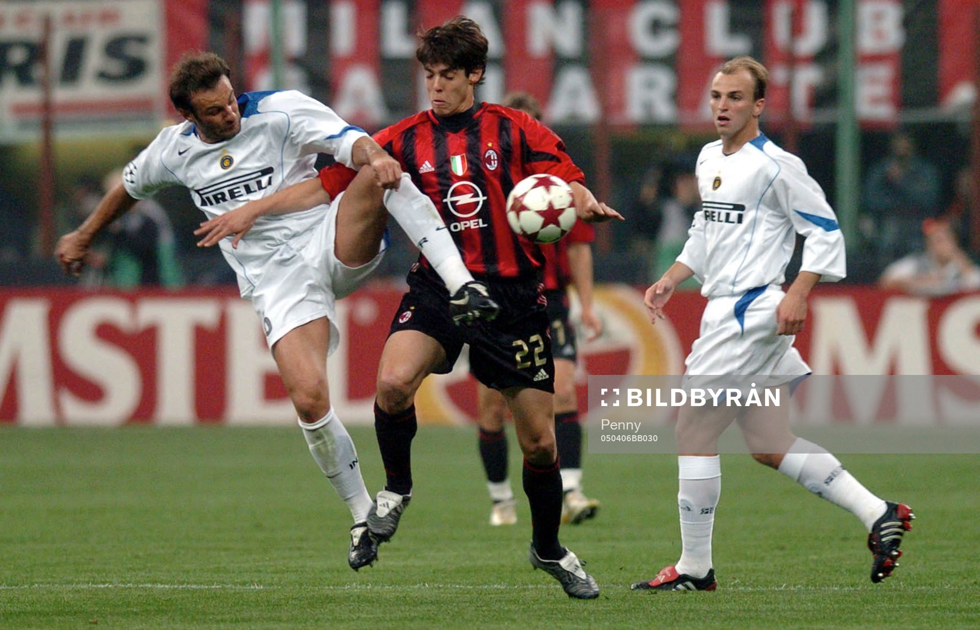 ZANETTI,  KAKA och CAMBIASSO i närkamp