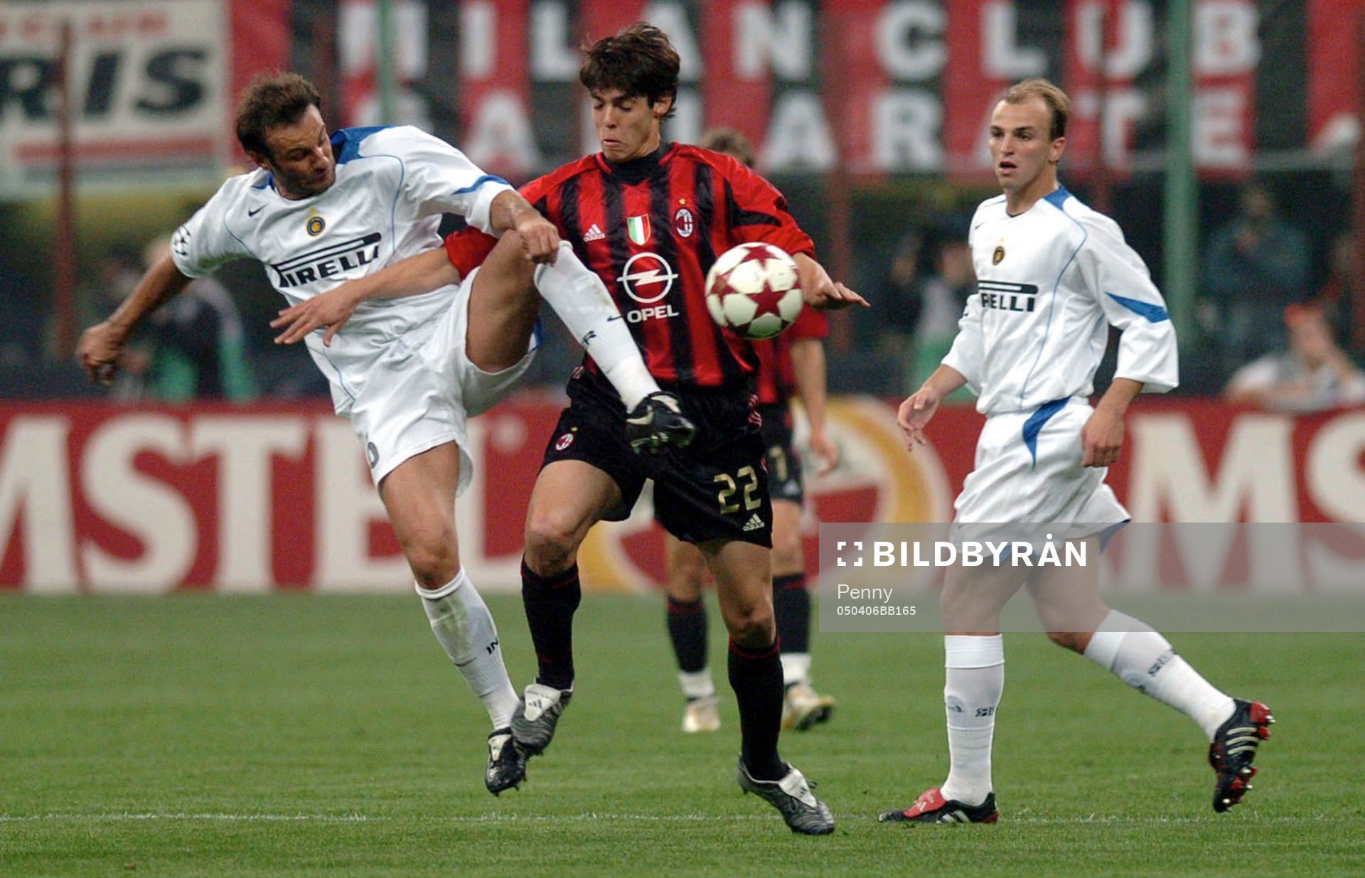 ZANETTI,  KAKA och CAMBIASSO i närkamp