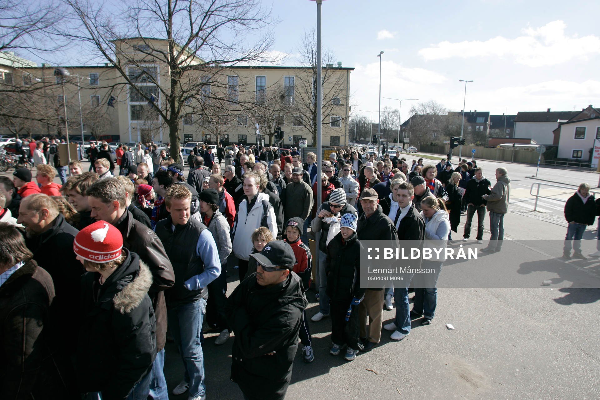 Kö vid insläppen. Insläpp. Entré
