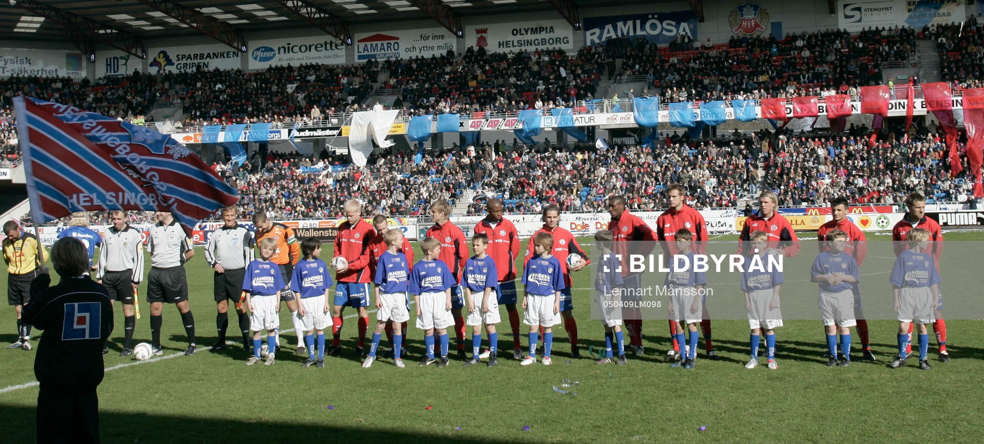 Lagen ställer upp före match, läktare, tifo