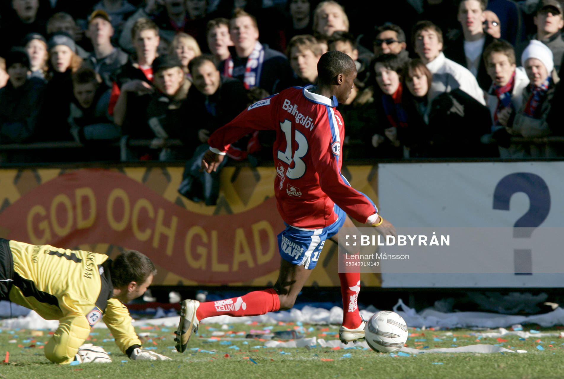 Atiba Hutchinson rundar Conny Johansson och slår in bollen
