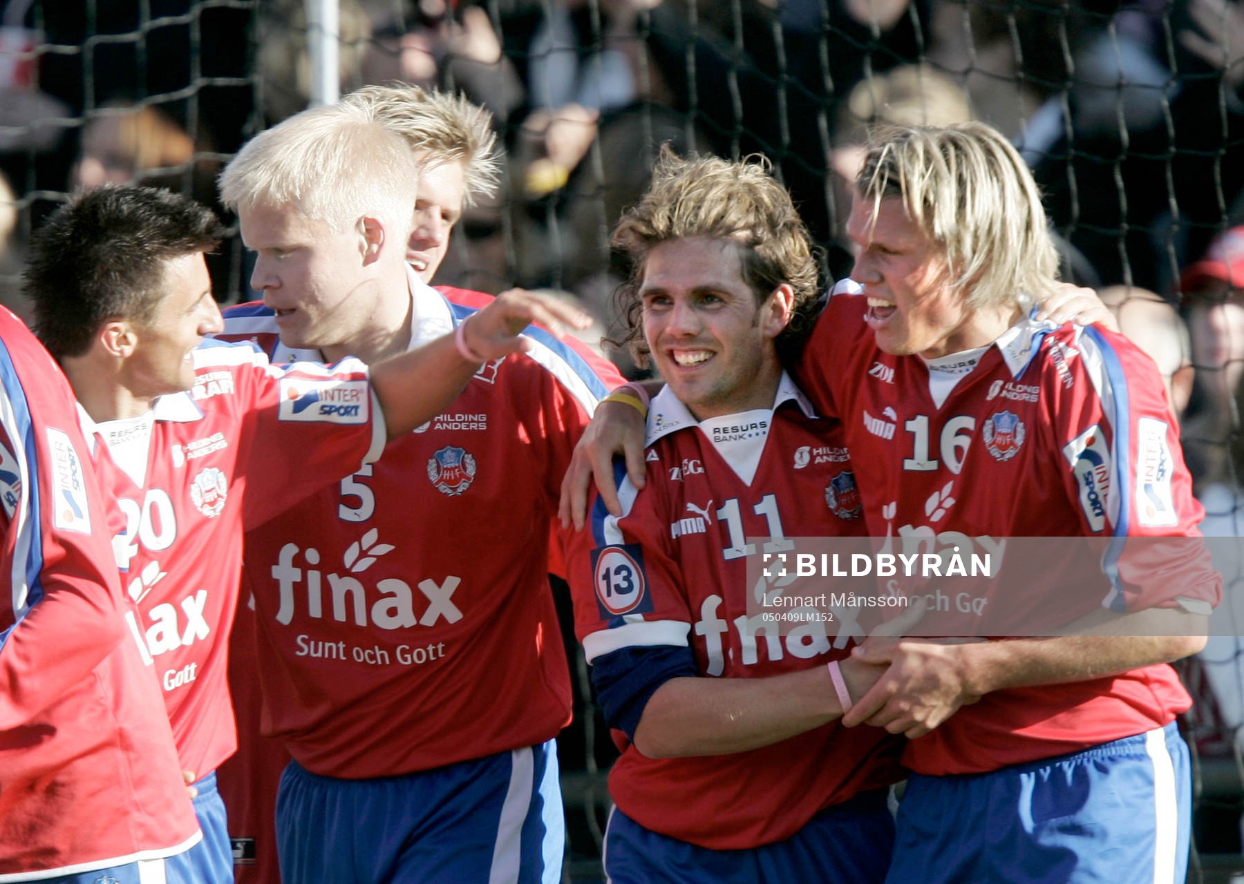  2-målsskytten Peter Graulund grattas av Eldin Karisik, David Ljung och Christian Järdler.
