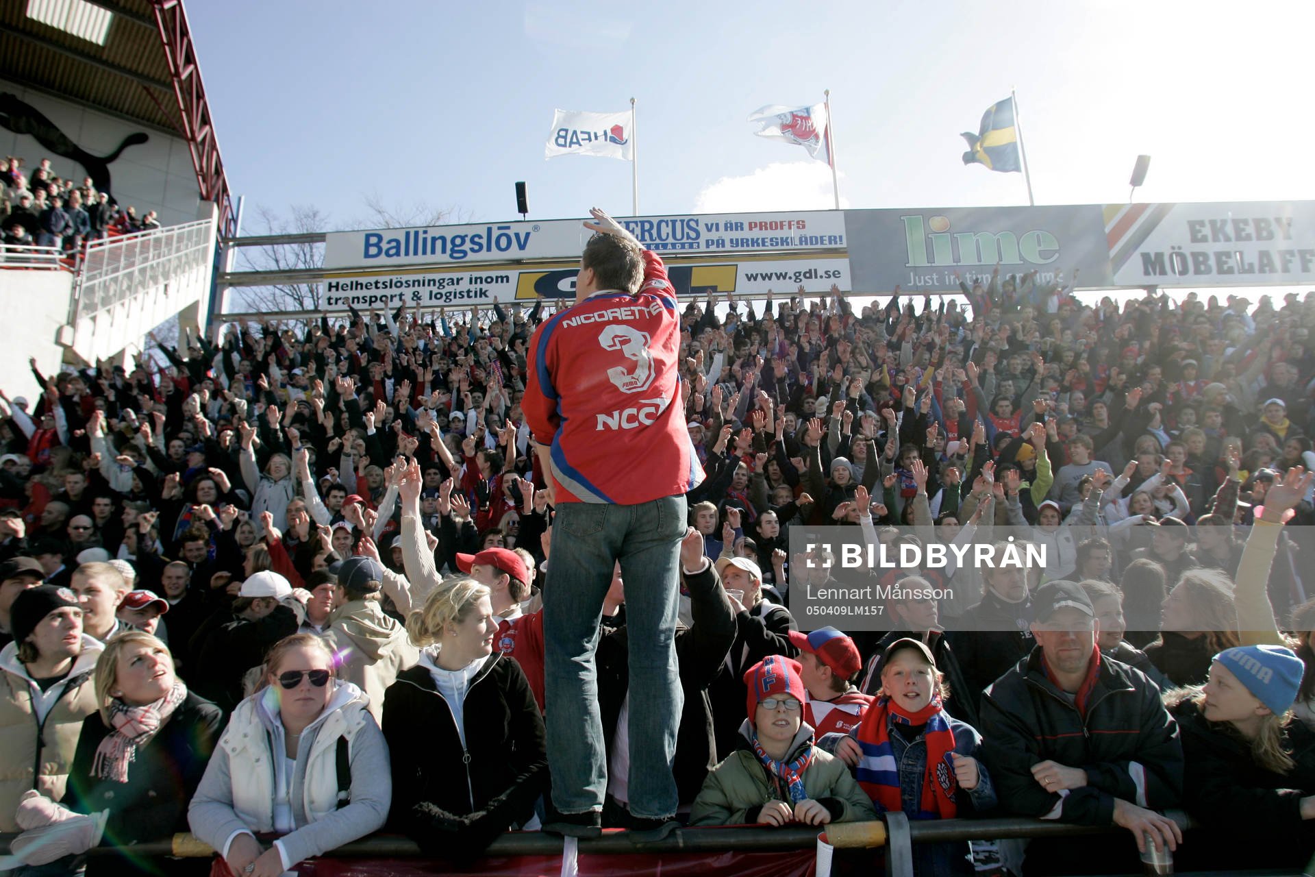  HIF jublar över premiärsegern.
