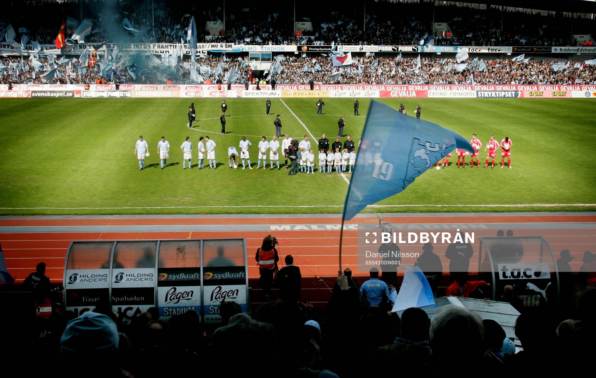 Fullsatt Malmö Satdion, flaggor på läktaren, tifo,