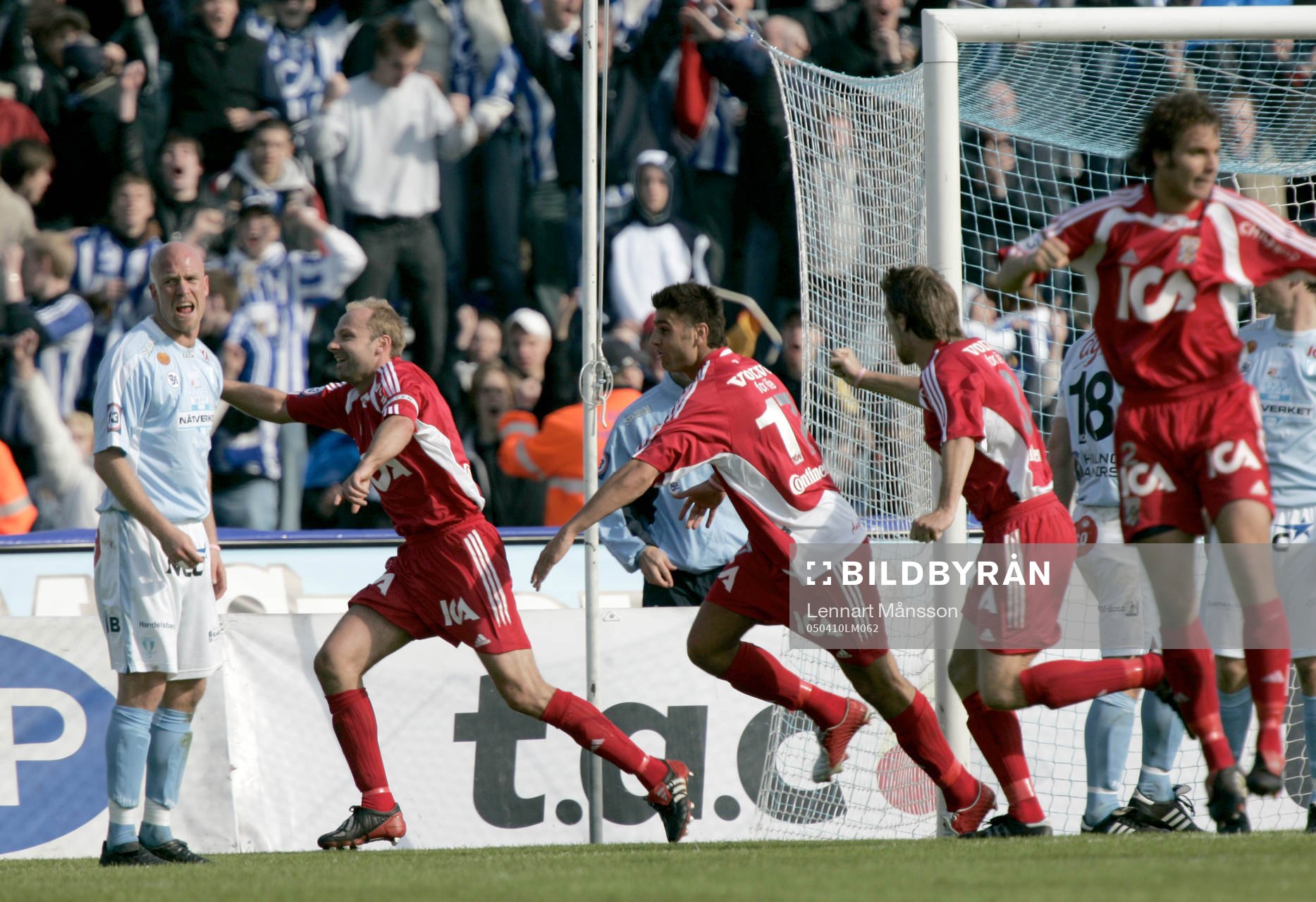 1-2, segerskytten Håkan Mild grattas av George Mourad,
