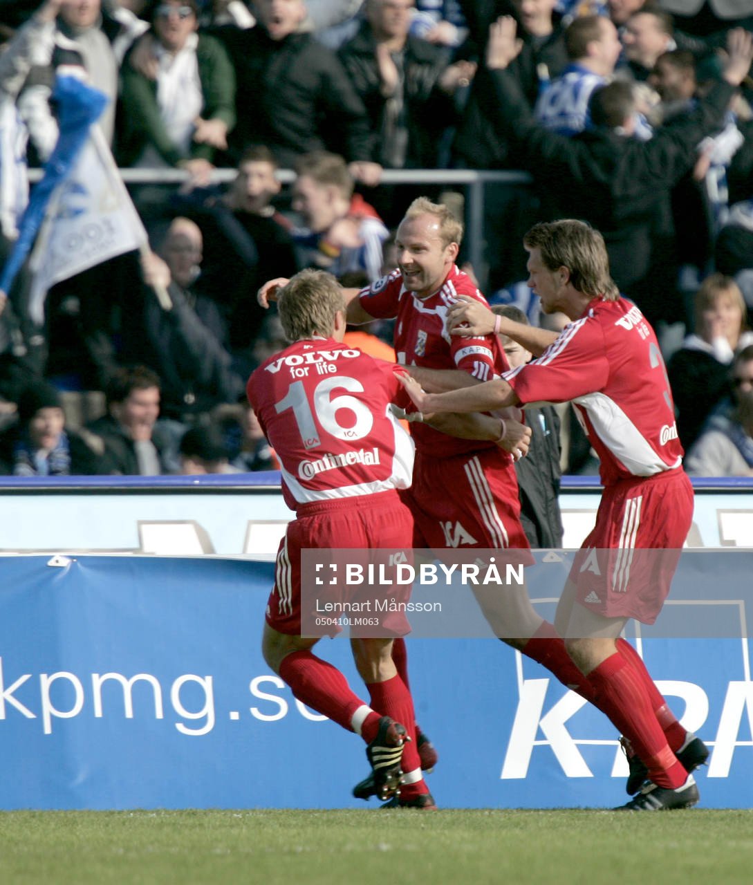 1-2, segerskytten Håkan Mild grattas