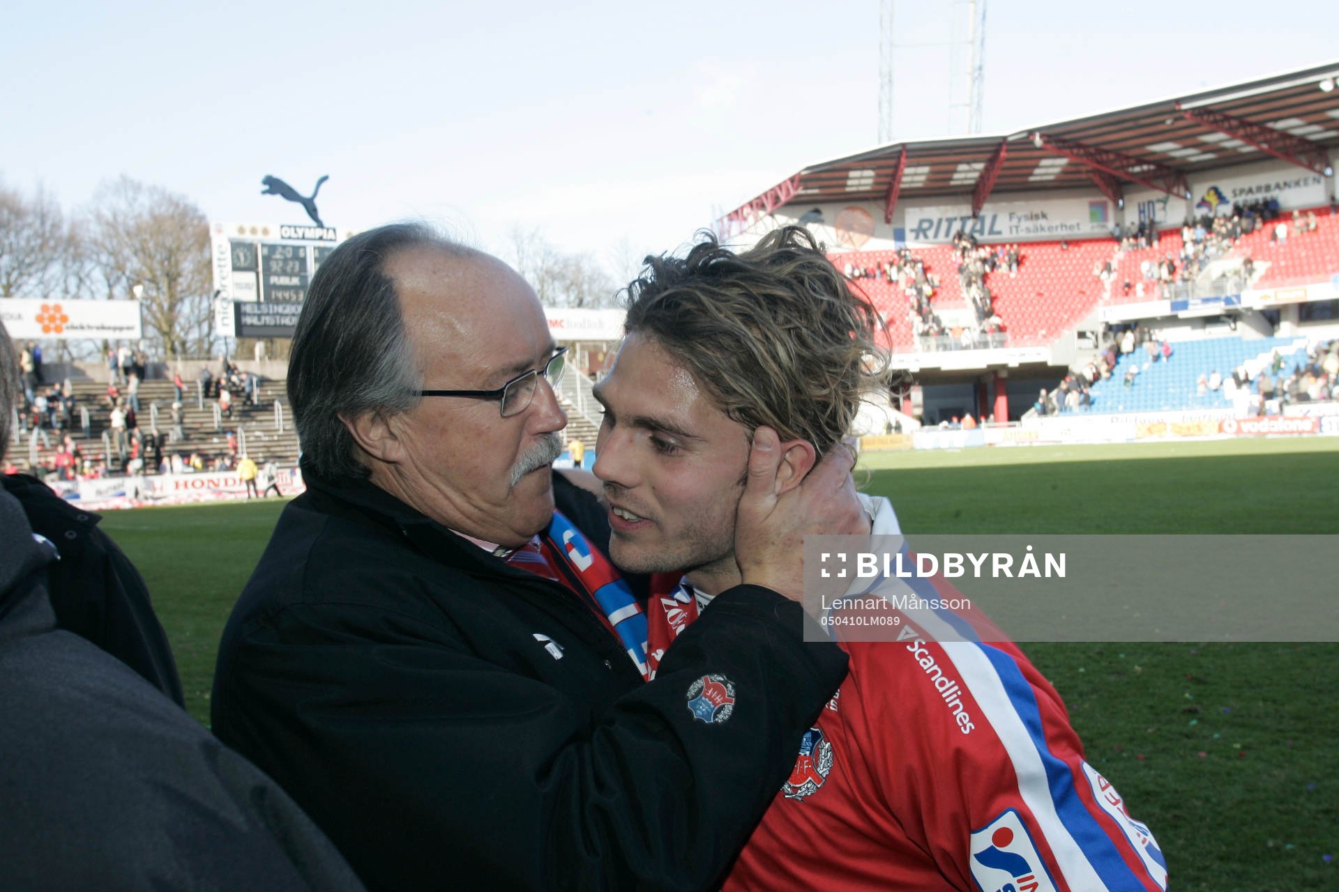 Sten-Inge Fredin, ordförande, kramar om Peter Graulund