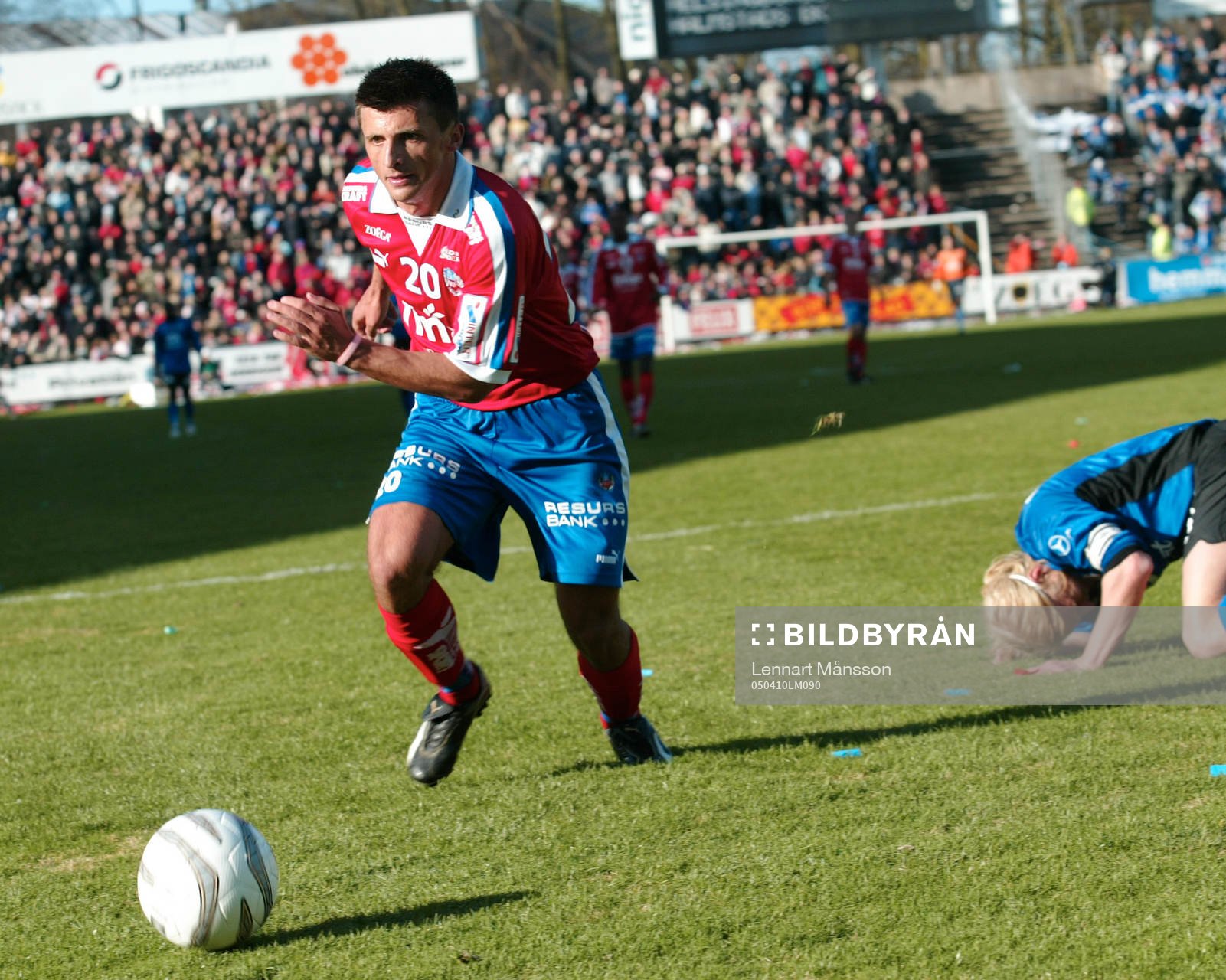  Eldin Karisik rycker ifrån en Halmstads-spelare.