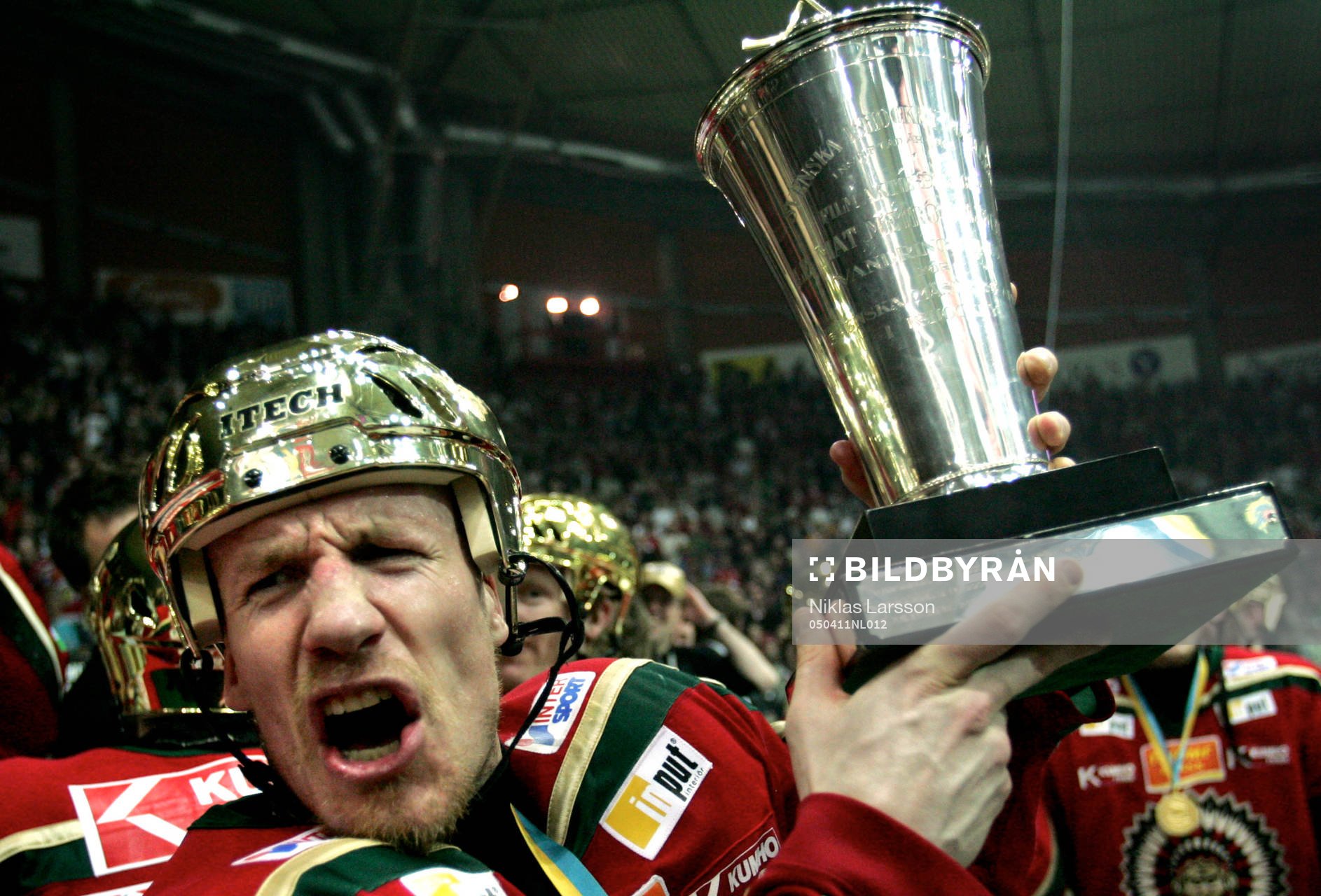 Frölunda svenska mästare! Niklas Andersson lyfter bucklan