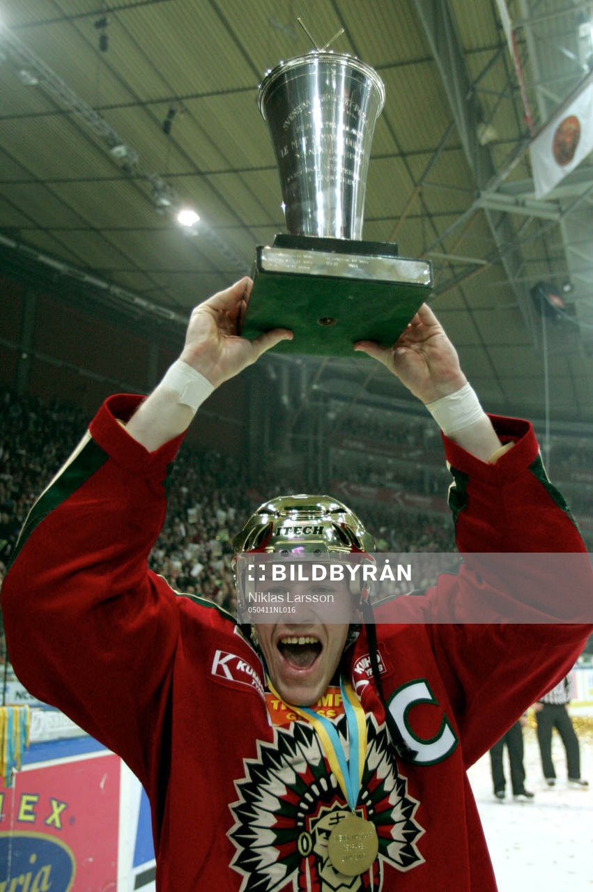 Frölunda svenska mästare! Jonas Johnson lyfter bucklan
