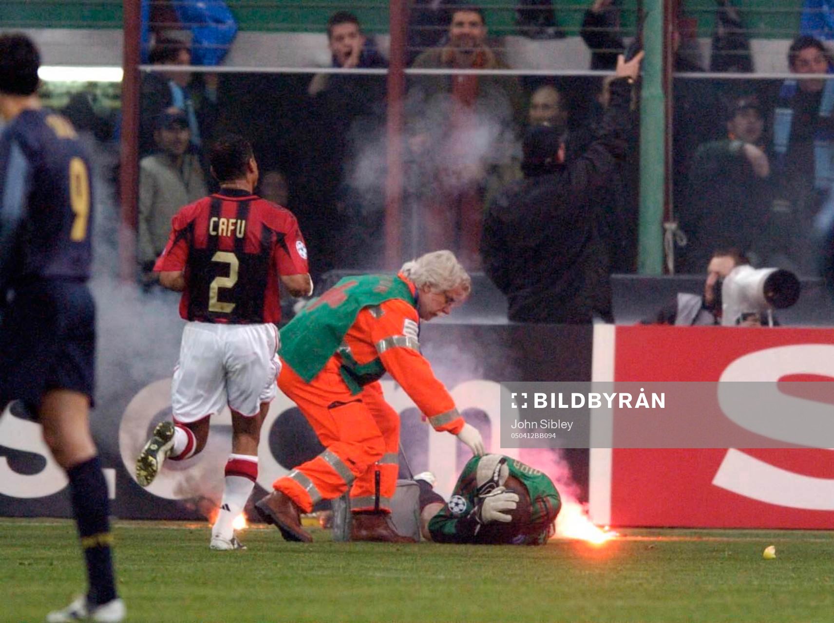 Dida, Milan (Målvakt) träfffades av en brandfackla