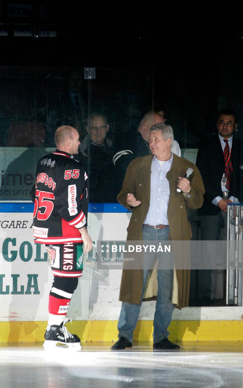 Peter Andersson avtackas av Percy Nilsson