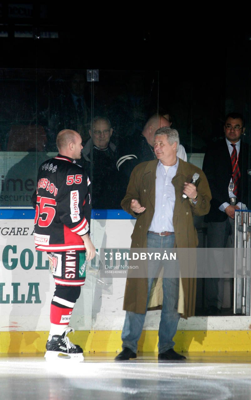 Peter Andersson avtackas av Percy Nilsson