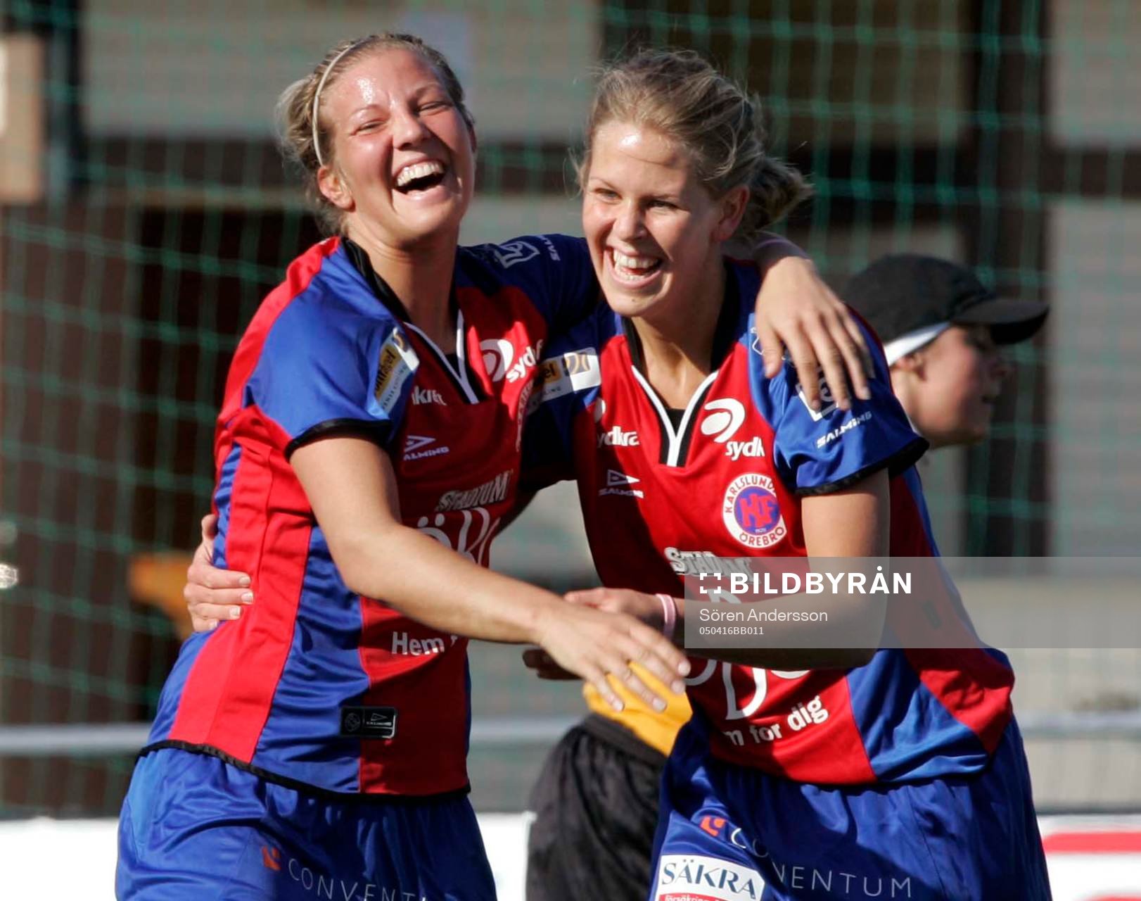 Fotboll, dam, allsvenskan, AIK - KIF Örebro: Louise Östman och Emma Herbring, Örebro, jubel.