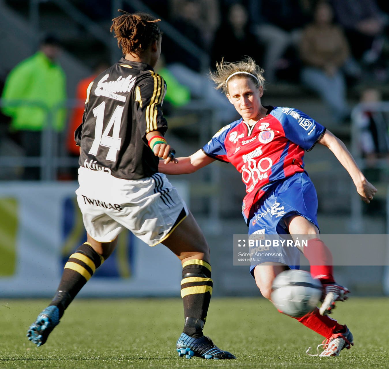  Kristine Lilly, KIF Örebro och Yolanda Odenyo, AIK.