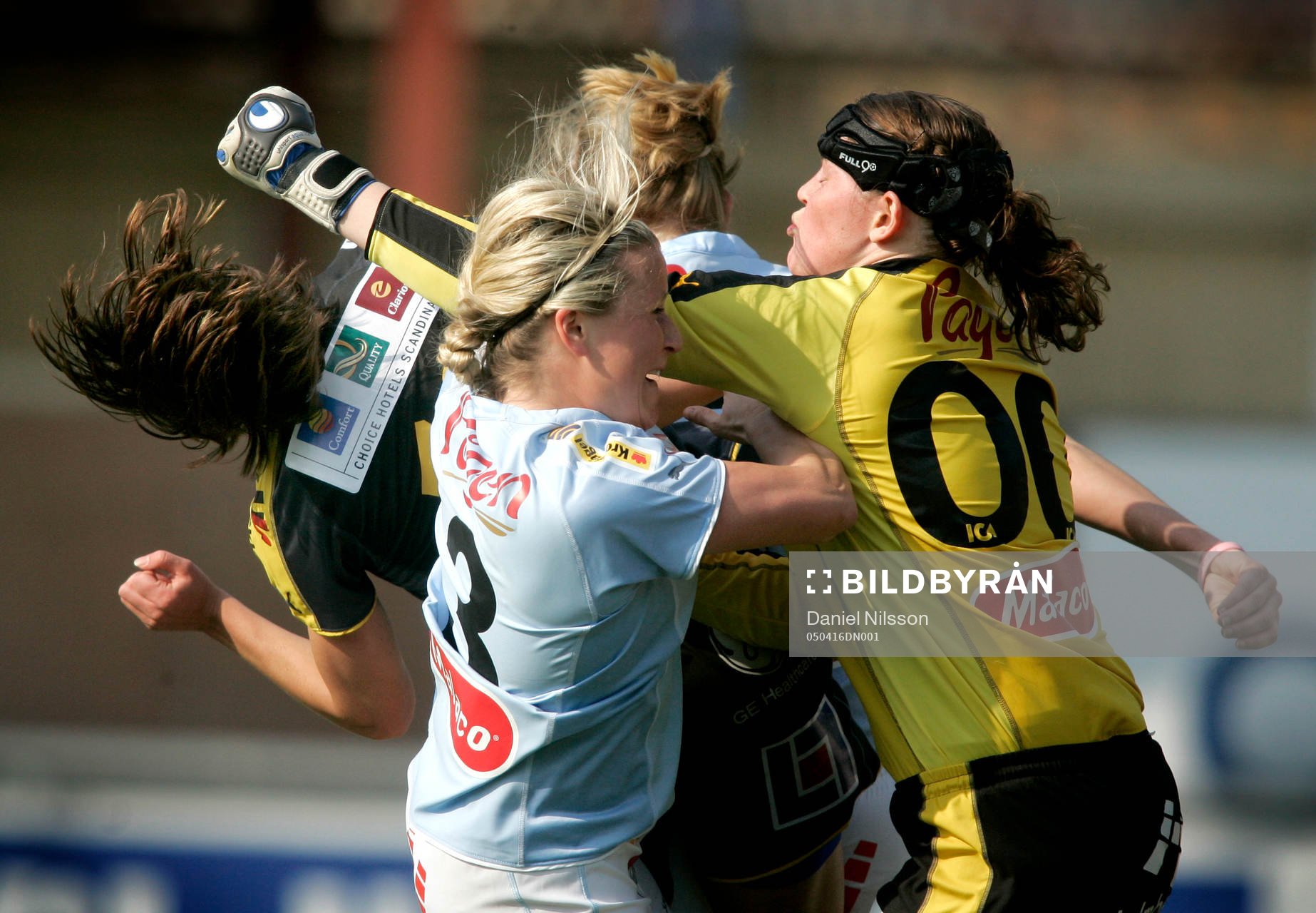 Hanna Ljungberg, Umeå, nickar in 1-0 till Umeå. Caroline
