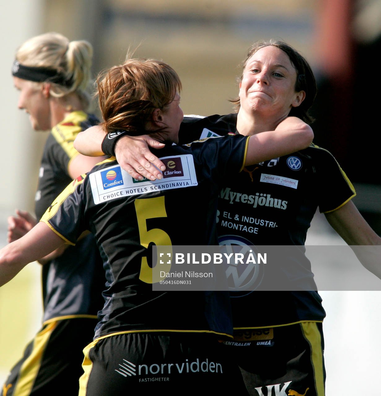 Hanna Ljungberg (Umeå) gjorde 1-0. Jubel med Maria