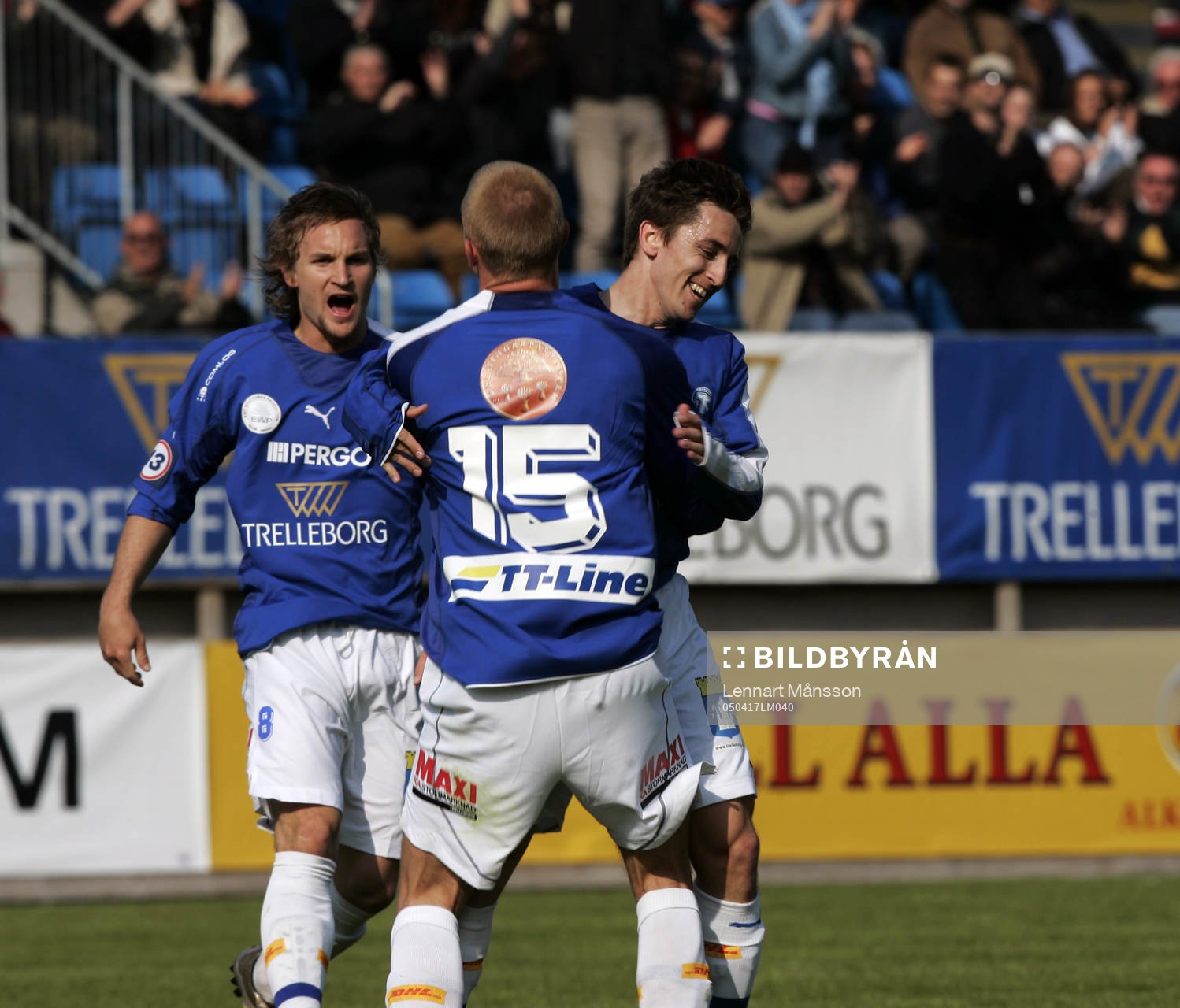 1-0 genom Jimmie Augustsson som grattas av Emil Mårtensson